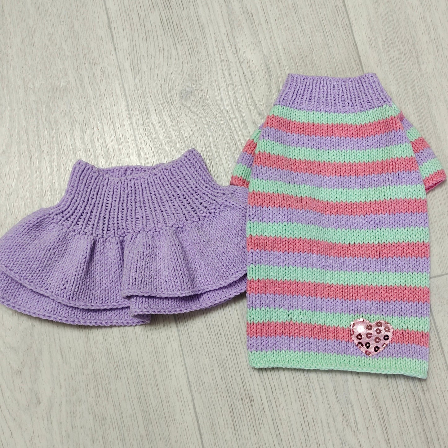 Skirt and sweater for dogs made of cotton yarn
