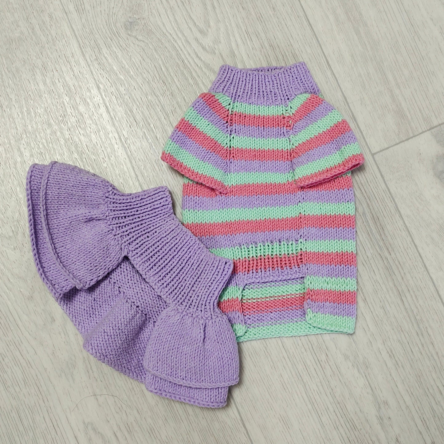 Skirt and sweater for dogs made of cotton yarn