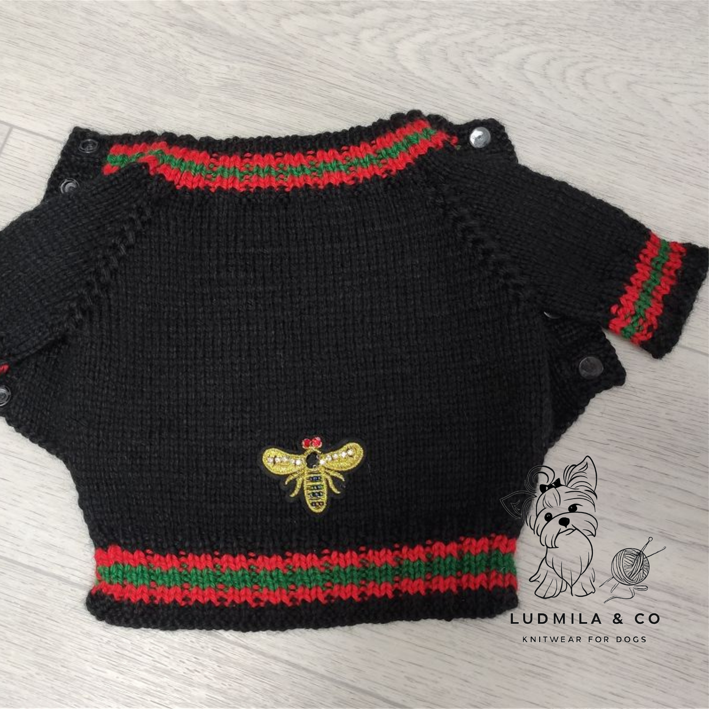 Small dog sweater knitting pattern with bee embroidery - DIY pet clothes